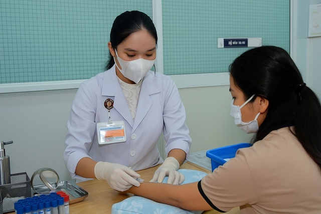 X&eacute;t nghiệm HIV cho người nguy cơ cao. Ảnh: VGP/Th&ugrave;y Chi